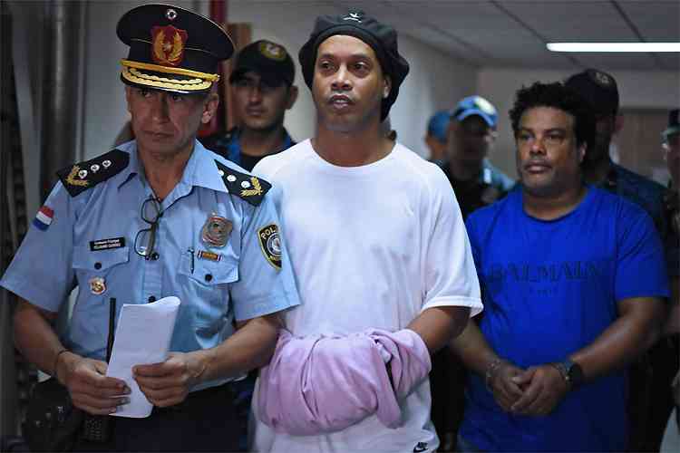 Aps noite na priso, Ronaldinho e Assis so algemados e levados para prestar depoimento  